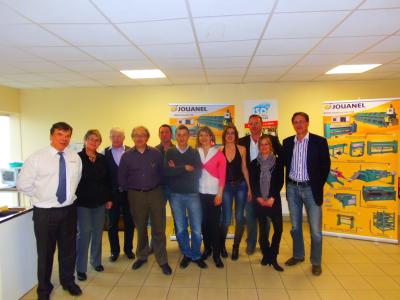 Unsere Lehrlinge haben den Maschinenbau Betrieb Jouanel in Tours besucht. Es handelt sich um den f&uuml;hrenden franz&ouml;sischen Marktf&uuml;hrer im Bereich des Dachdeckers.Hier seht ihr unsere netten Gastgeber.